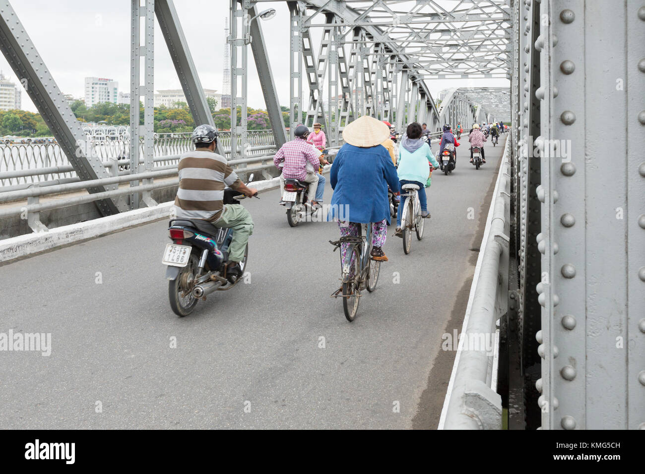 Der Verkehr auf der Trang Tien Brücke in Hue, Vietnam Stockfoto