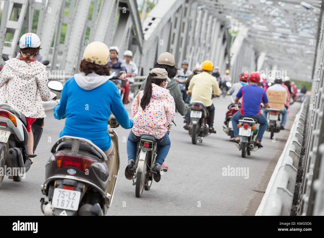 Der Verkehr auf der Trang Tien Brücke in Hue, Vietnam Stockfoto