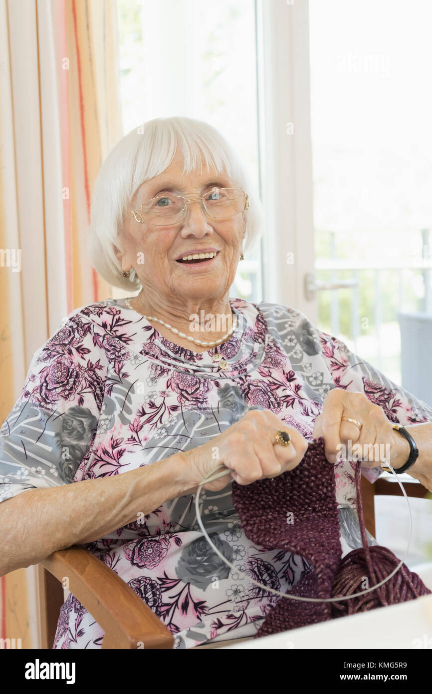 Ältere Frau in Ruhe zuhause Häkeln Stockfoto