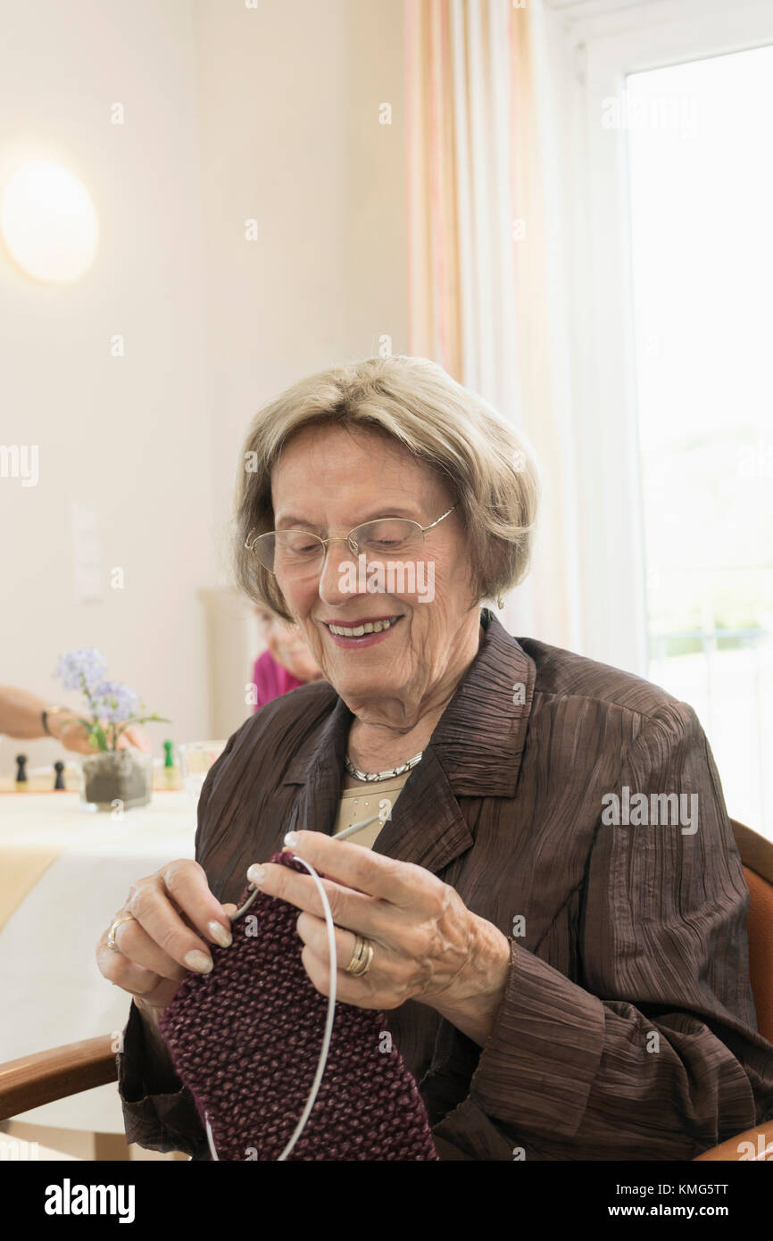 Altere Frau In Ruhe Zuhause Hakeln Stockfoto Bild 167542280 Alamy