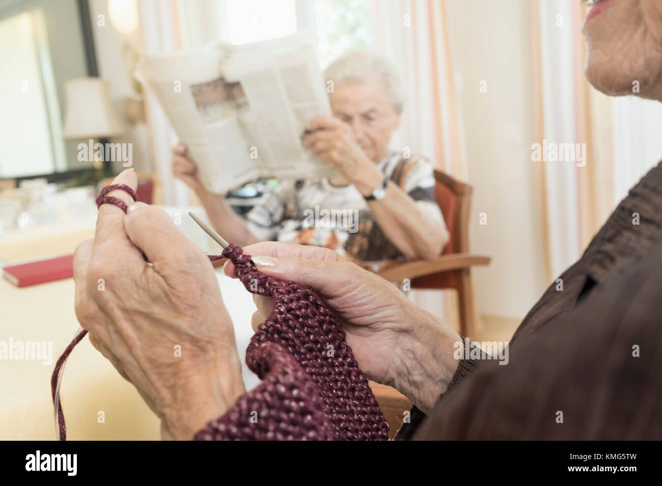 Ältere Frau in Ruhe zuhause Häkeln Stockfoto