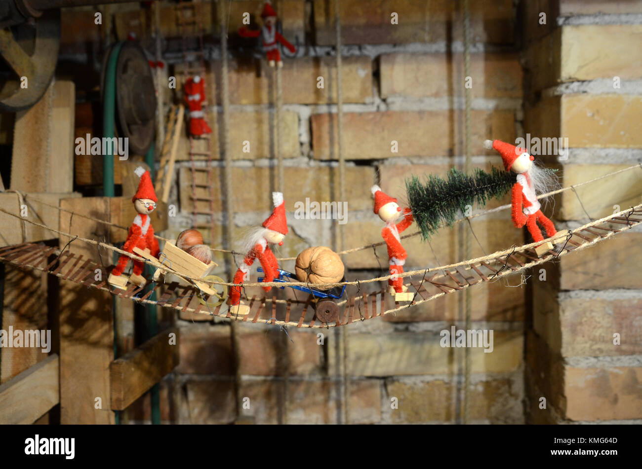 Pixie Schleifring Transport der Beute, überquert einen wackligen bidge in einem sokrhop Stockfoto