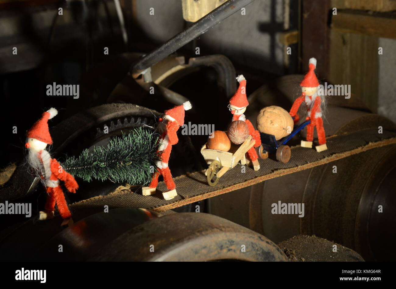 Pixie Schleifring Transport der Beute, comea entlang einer flatbelt auf einer alten Maschine. Stockfoto