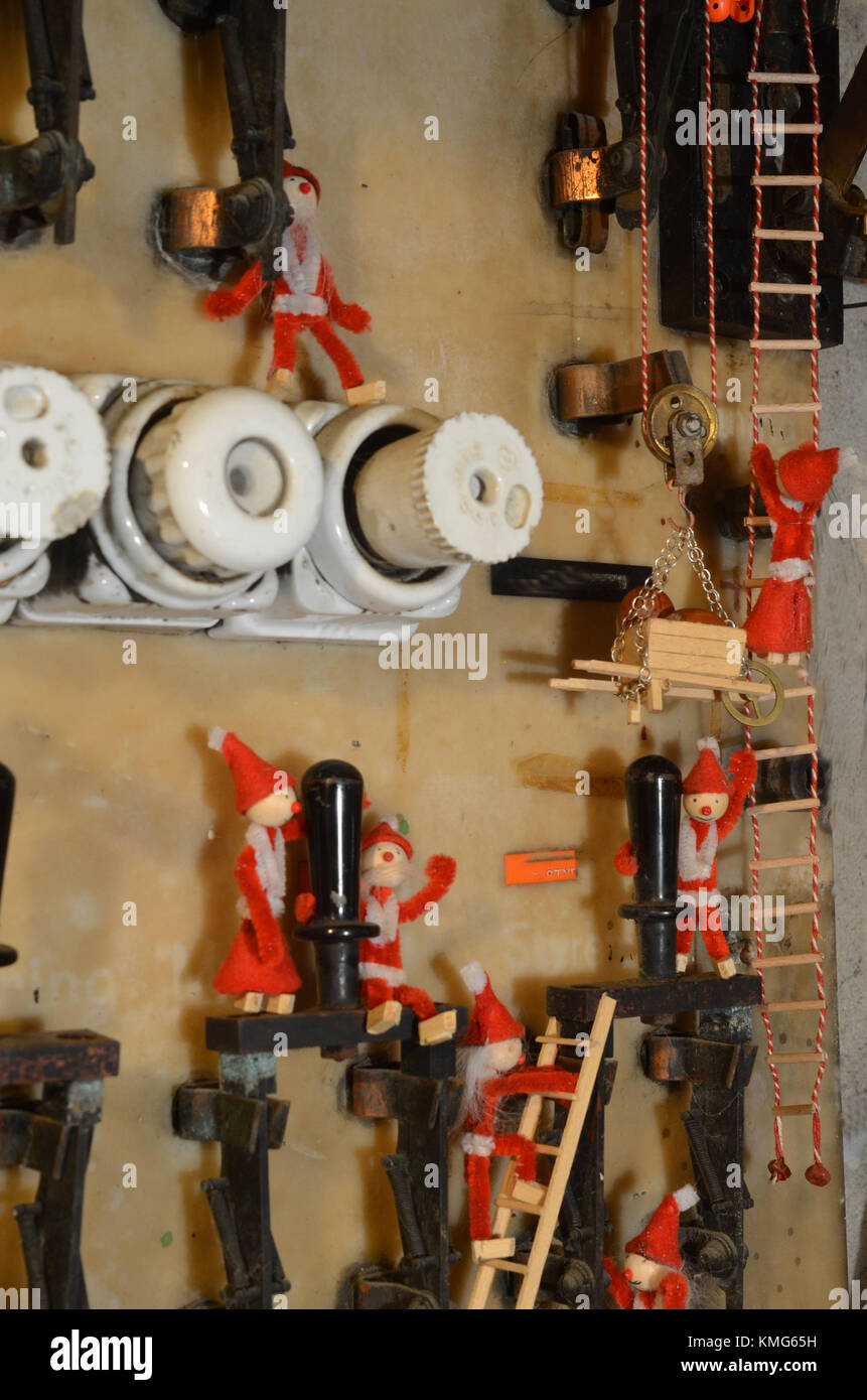 Pizies vbusy auf einem alten Sicherungsplatine. Stockfoto