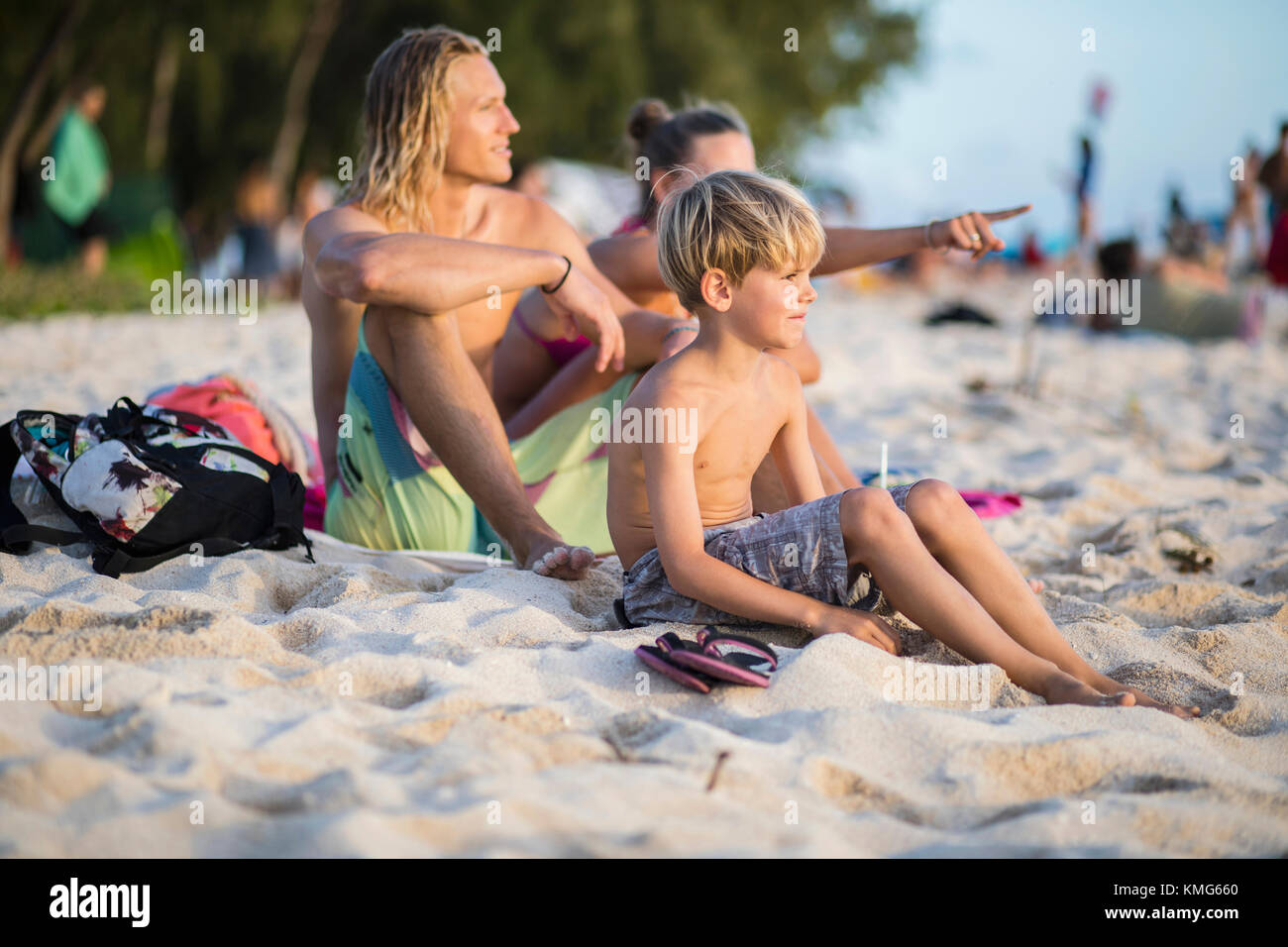 Familie, die sich am Strand auf dem Sand entspannen kann Stockfoto