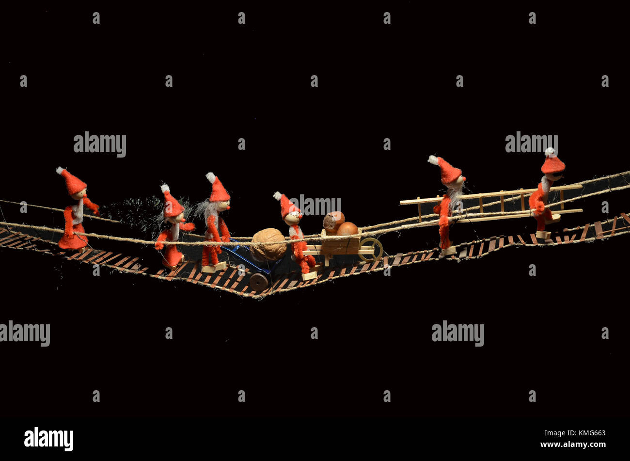 Pixie Schleifring vrosses eine Wackelbrücke wih Blick durchgeführt odn Dollies und wheelbar. Stockfoto