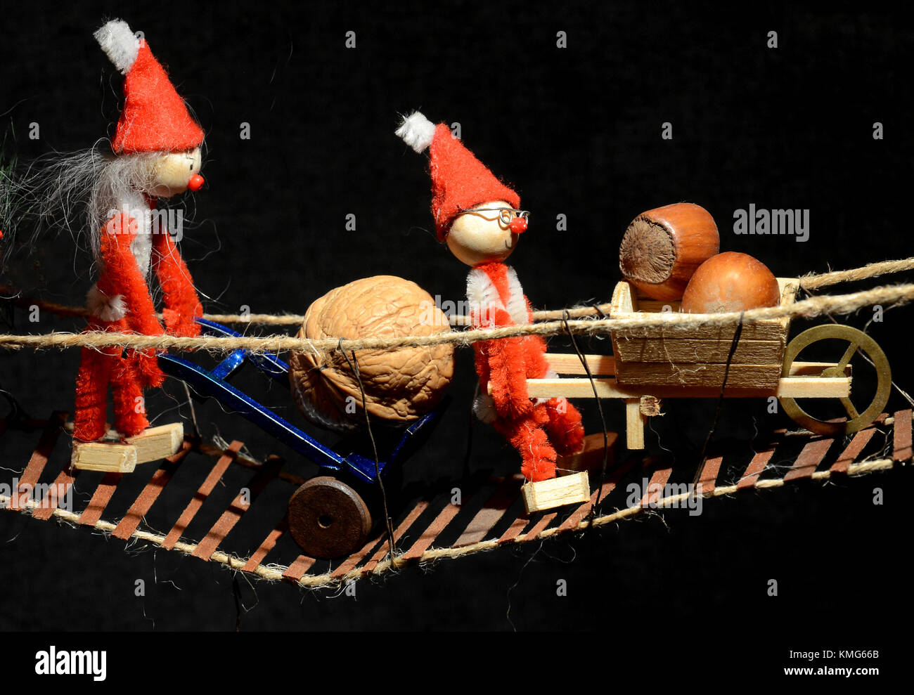 Pixie Schleifring vrosses eine Wackelbrücke wih Blick durchgeführt odn Dollies und wheelbar. Stockfoto
