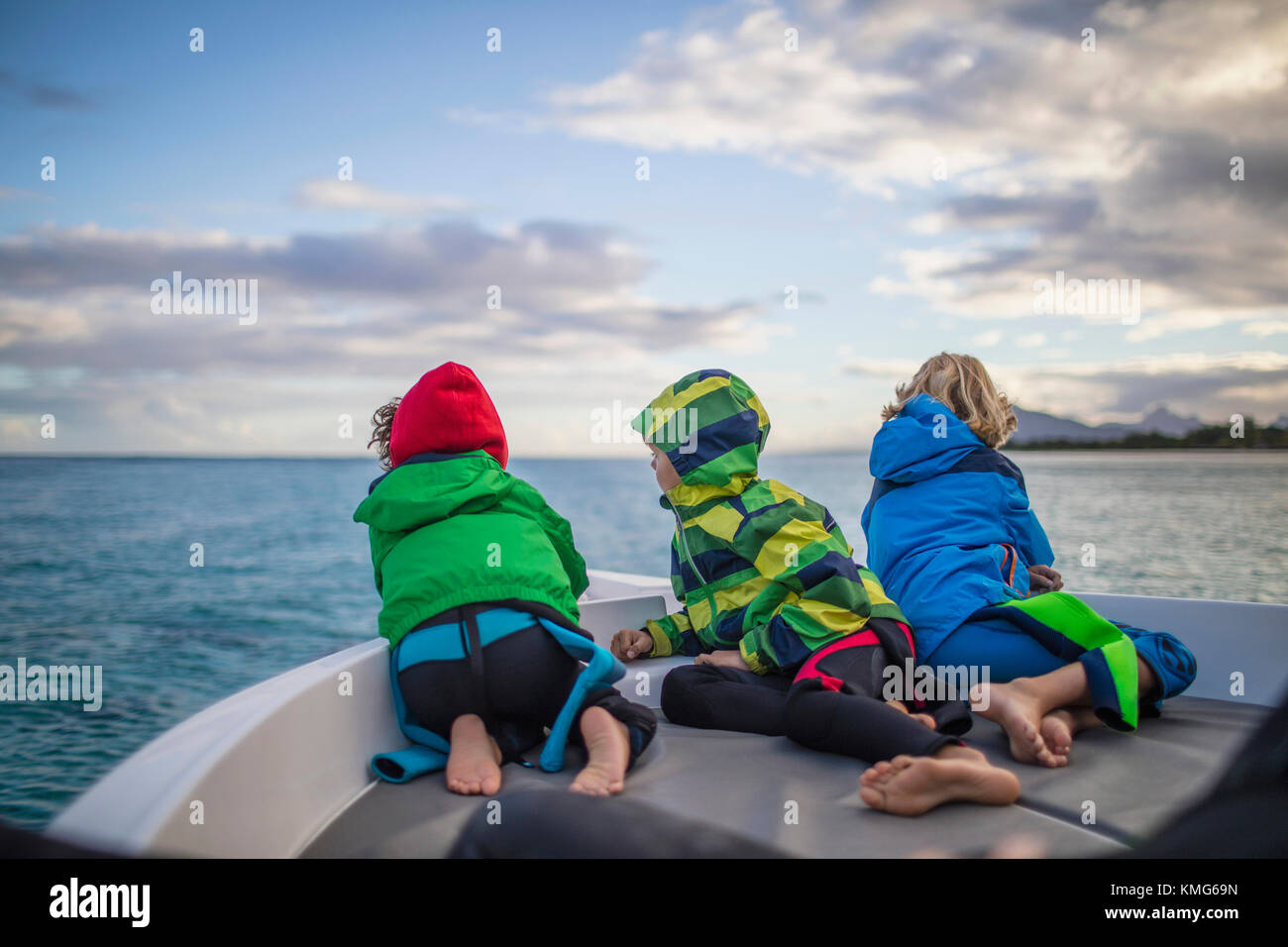 Kinder bewundern die Meereslandschaft vom Boot aus Stockfoto