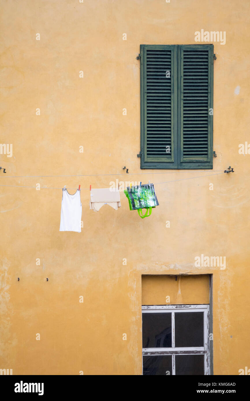Wäsche hängt an Wäscheleine gegen Hauswand Stockfotografie - Alamy
