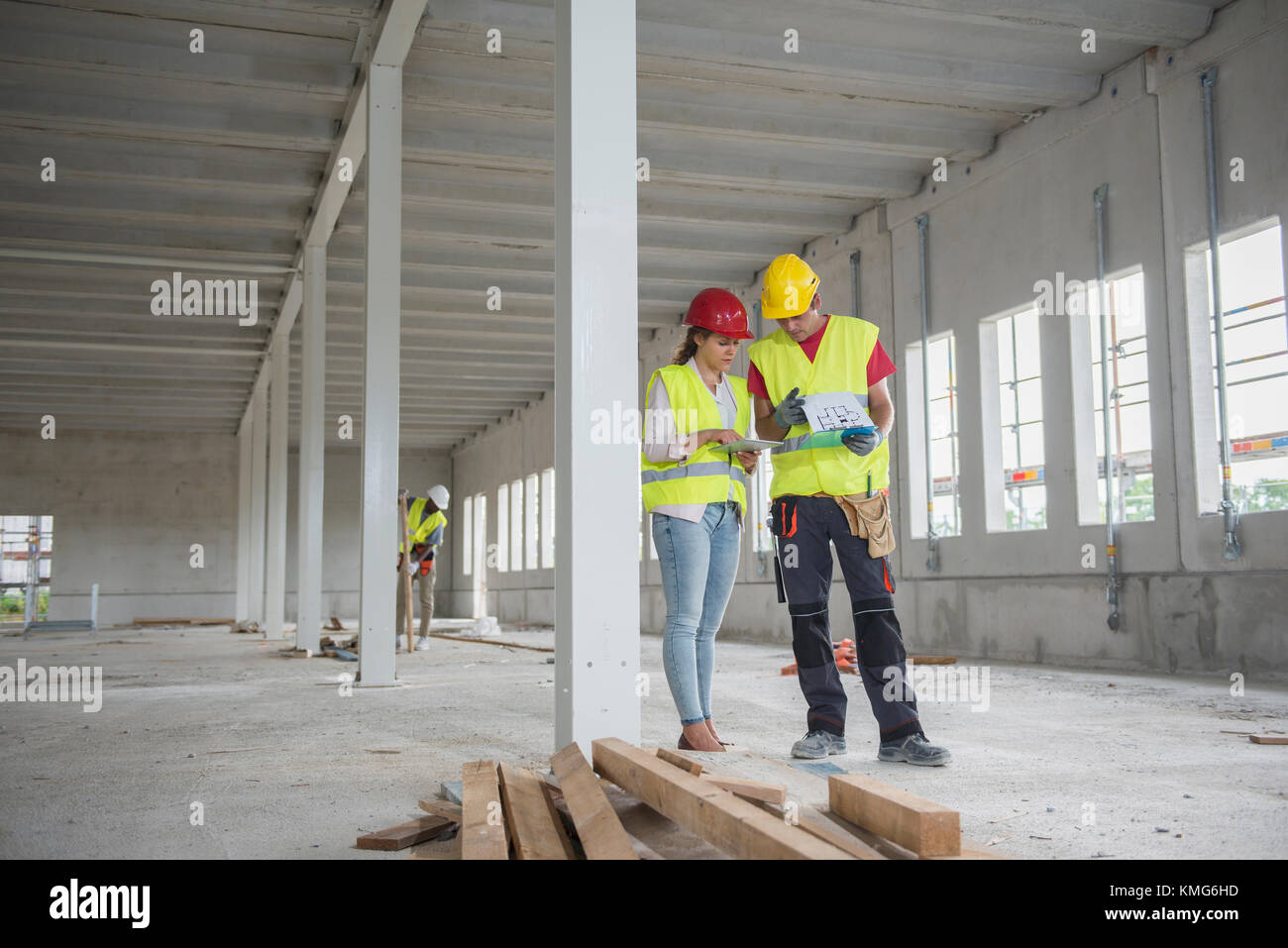 Bauarbeiter mit digitalem Tablet und dokumentieren auf der Baustelle Stockfoto