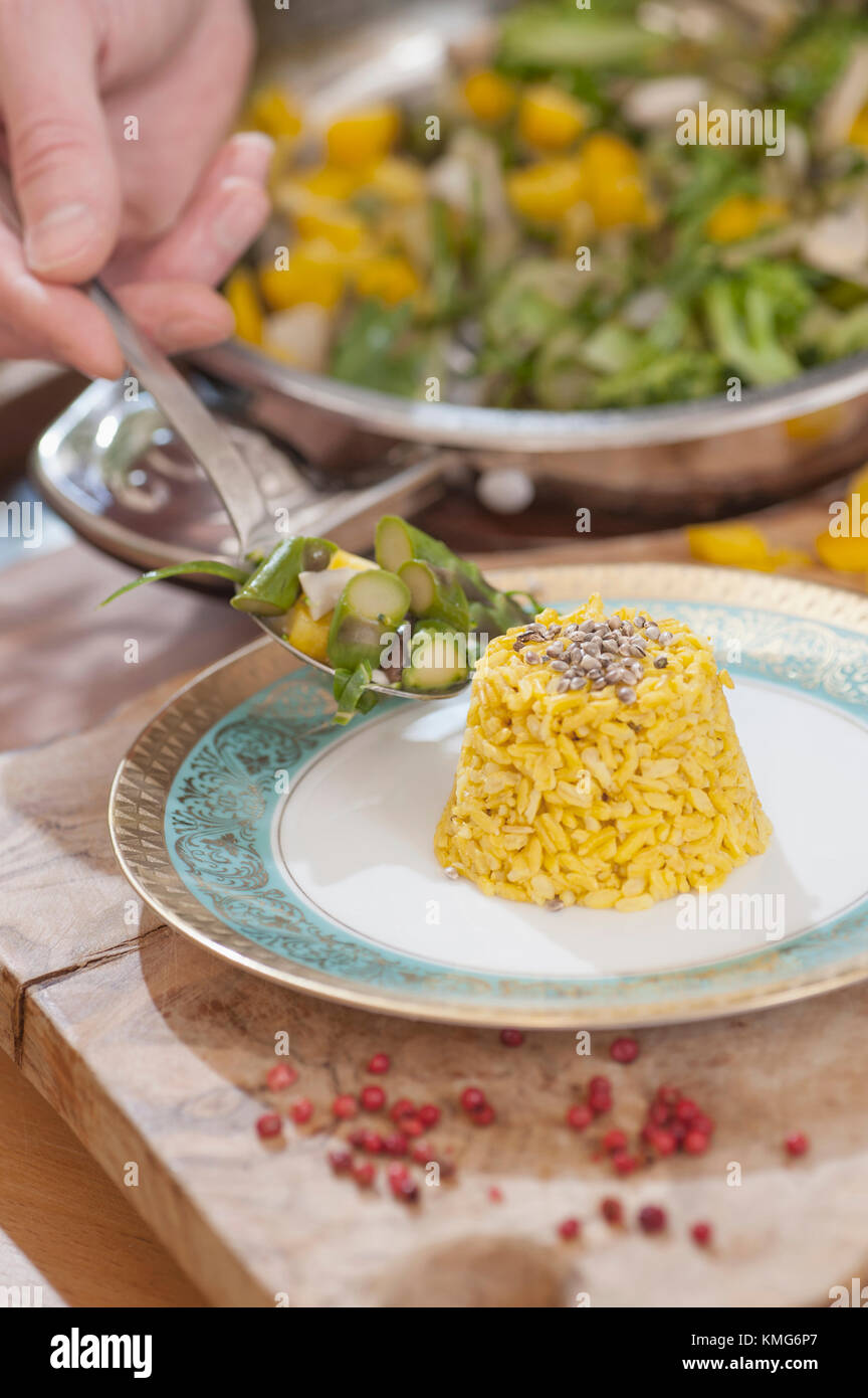 Eine Schüssel Reis, Spargel, Paprika und Koriander auf Platte Stockfoto