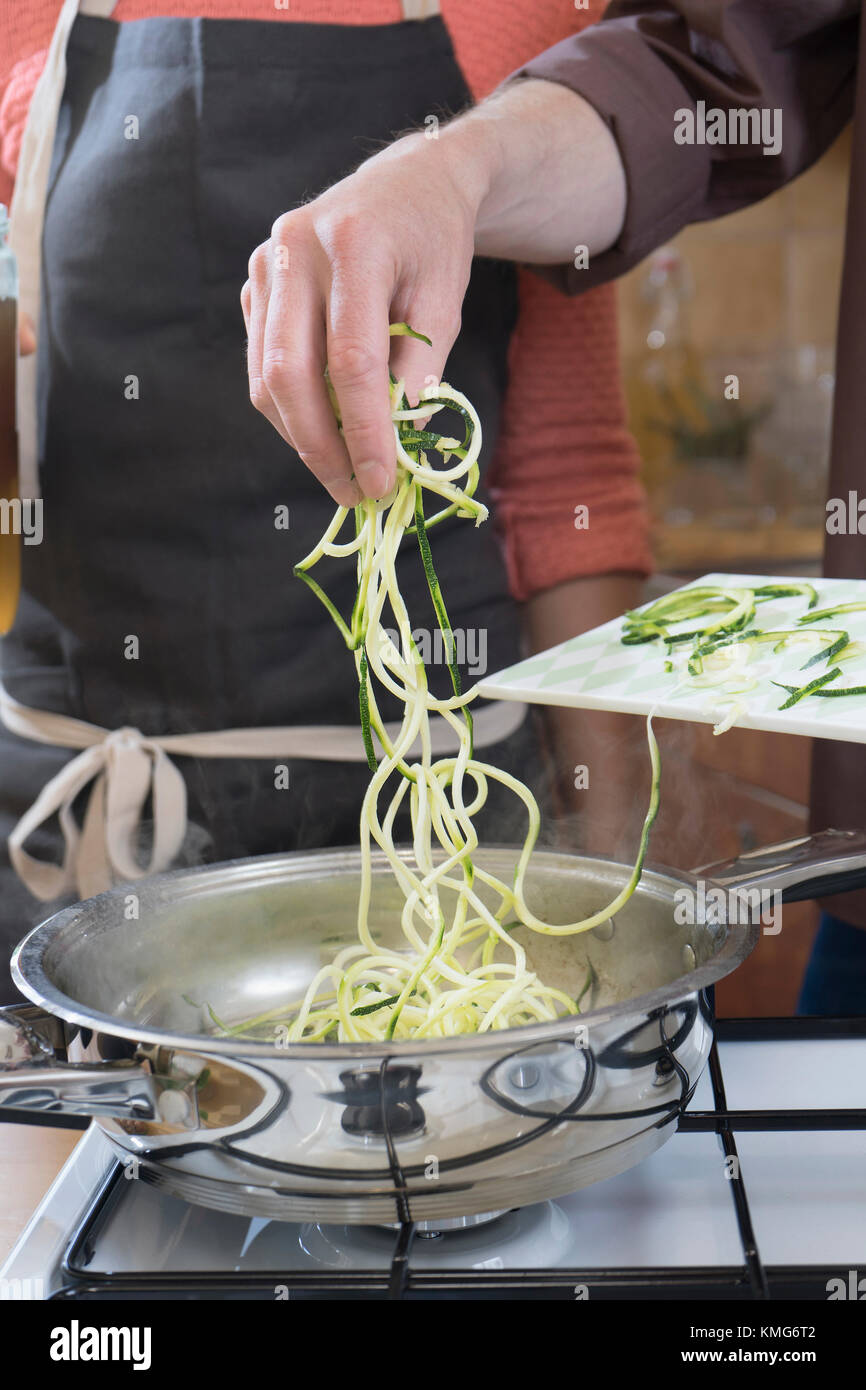 Paar spaghetti Zucchini in heiße Pfanne Stockfoto