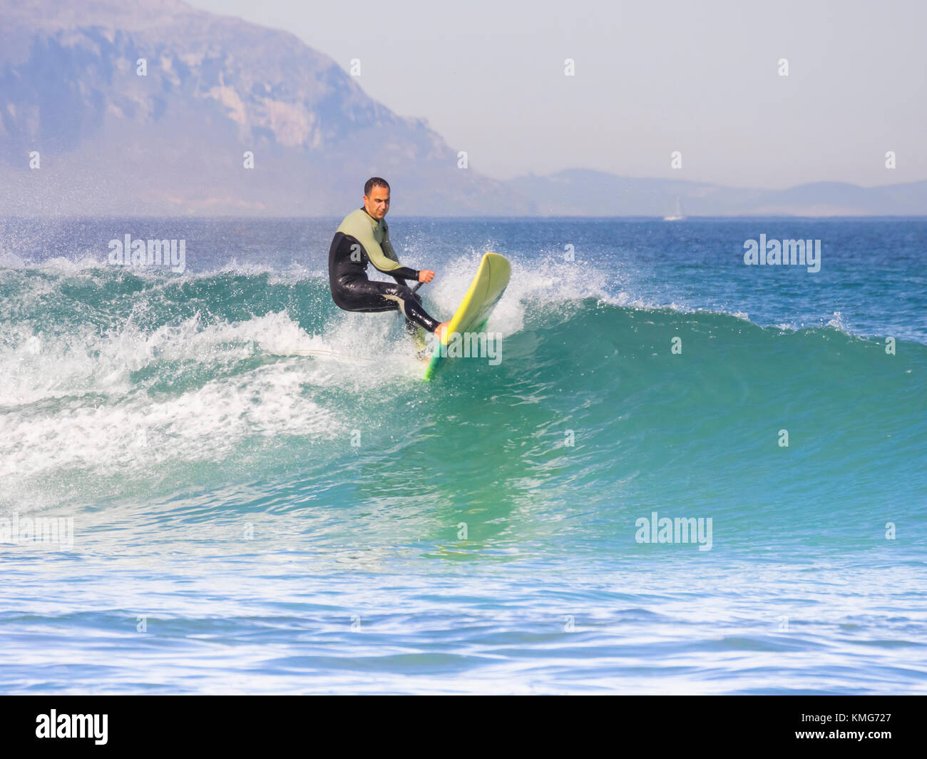 Man Surfer sehnt sich nach der höchsten Welle am strand von sopelana Stockfoto