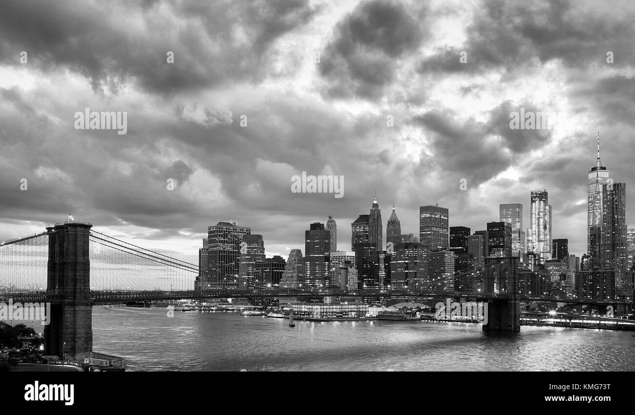 Schwarz-weiß Bild von Manhattan und Brooklyn Bridge mit dramatischen cloudscape bei Dämmerung, New York, USA. Stockfoto
