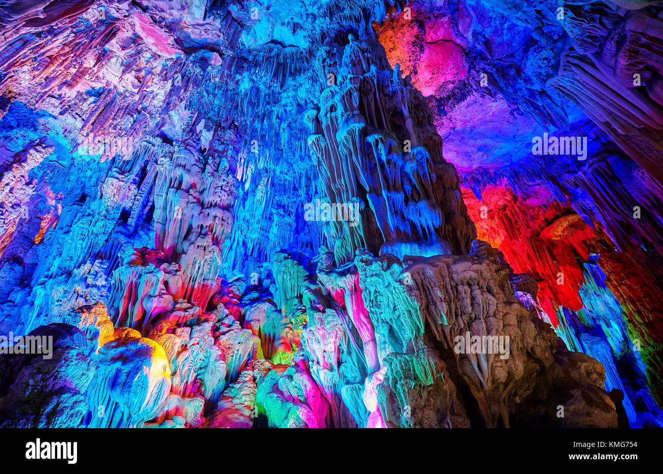 Die Schilfrohrflöten-höhle, natürliche Zusammenfassung Hintergrund. Tropfsteinhöhle mit bunten Beleuchtung in Guilin, Guangxi, China. Stockfoto