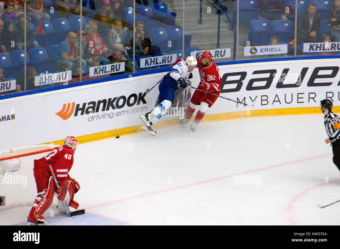 PODOLSK, Russland - 10. SEPTEMBER 2017: K. Pushkaryov (81) fallen auf Hockey Game Vityaz vs Barys am 10 Russland KHL-Meisterschaft am 10. September 2017, in Podolsk, Russland. Witjas gewann 5:1. Stockfoto