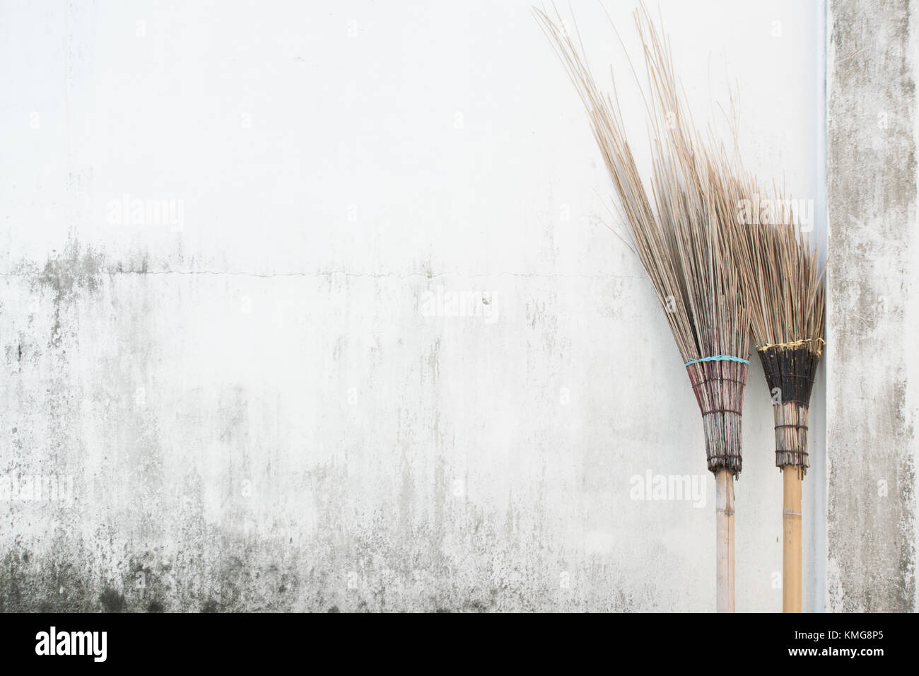 Hexe Besen auf alten weißen Hintergrund Stockfoto