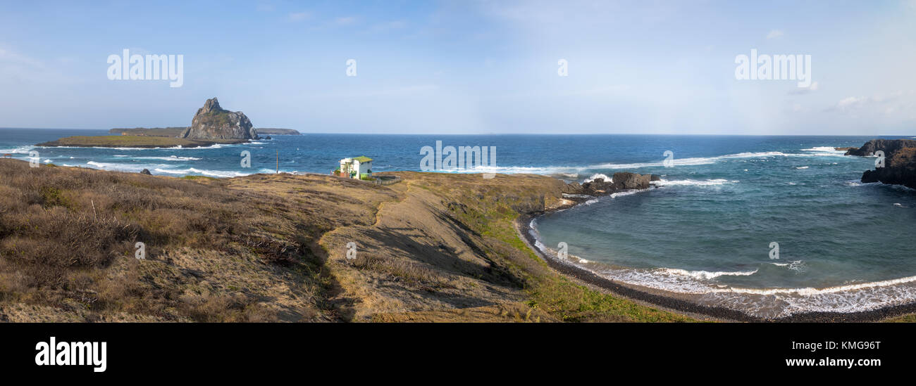 Panoramablick über Haie Cove (Enseada dos Tubarões) und sekundären Inseln - Fernando de Noronha, Pernambuco, Brasilien Stockfoto