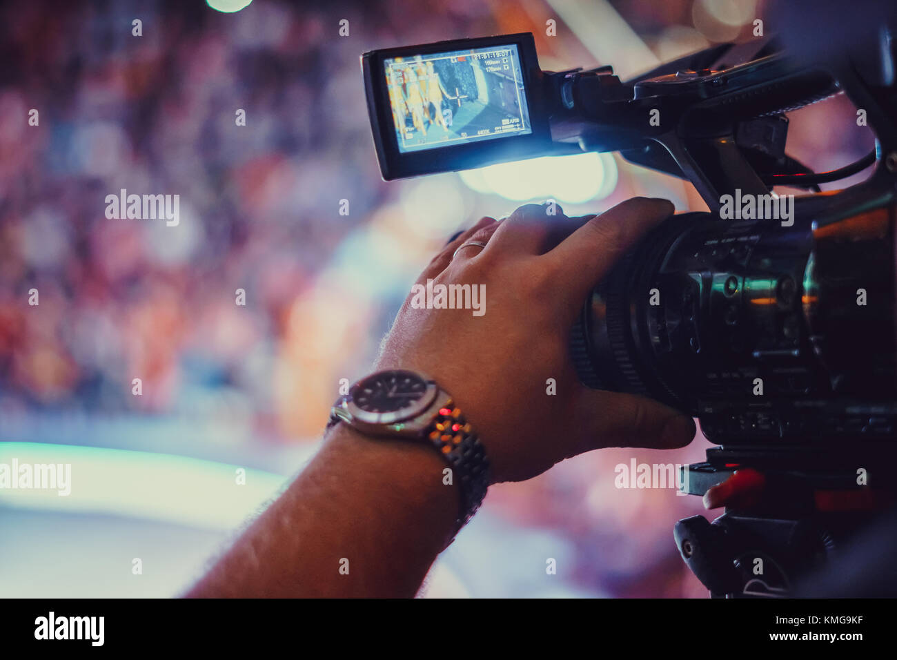 Deckt ein Ereignis mit einer Videokamera Stockfoto