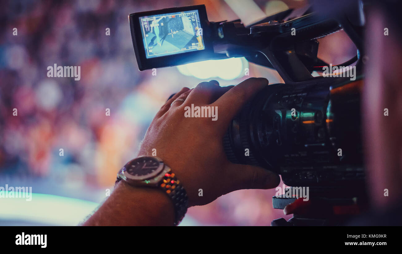 Deckt ein Ereignis mit einer Videokamera Stockfoto