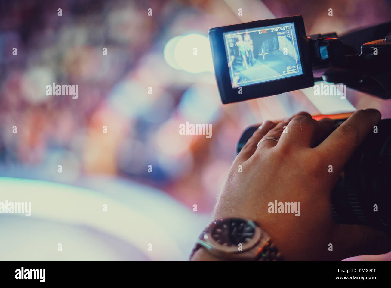 Deckt ein Ereignis mit einer Videokamera Stockfoto