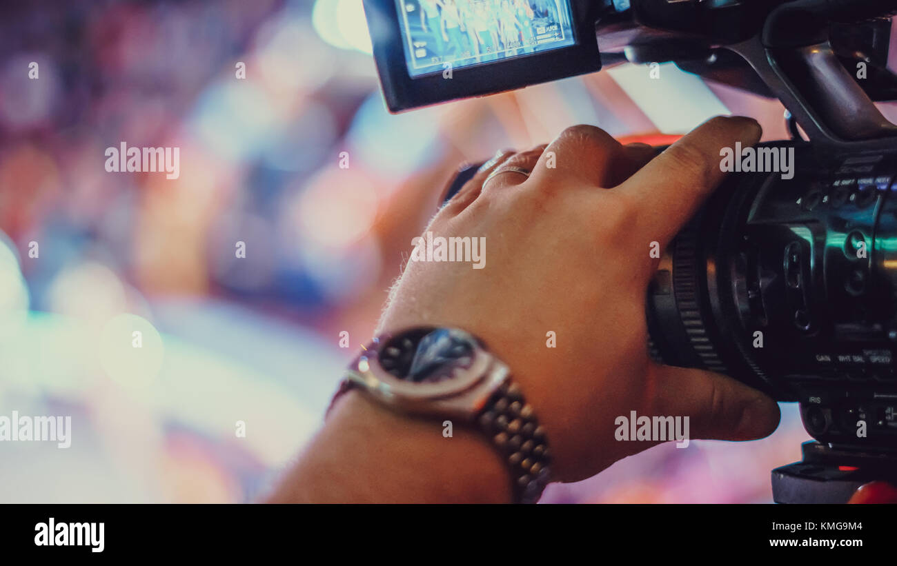 Deckt ein Ereignis mit einer Videokamera Stockfoto