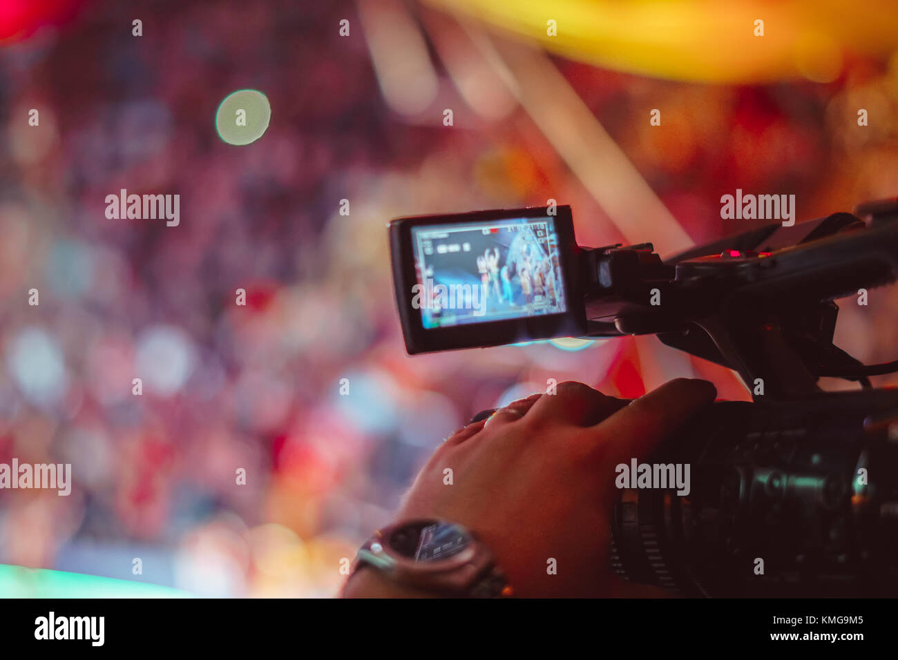 Deckt ein Ereignis mit einer Videokamera Stockfoto