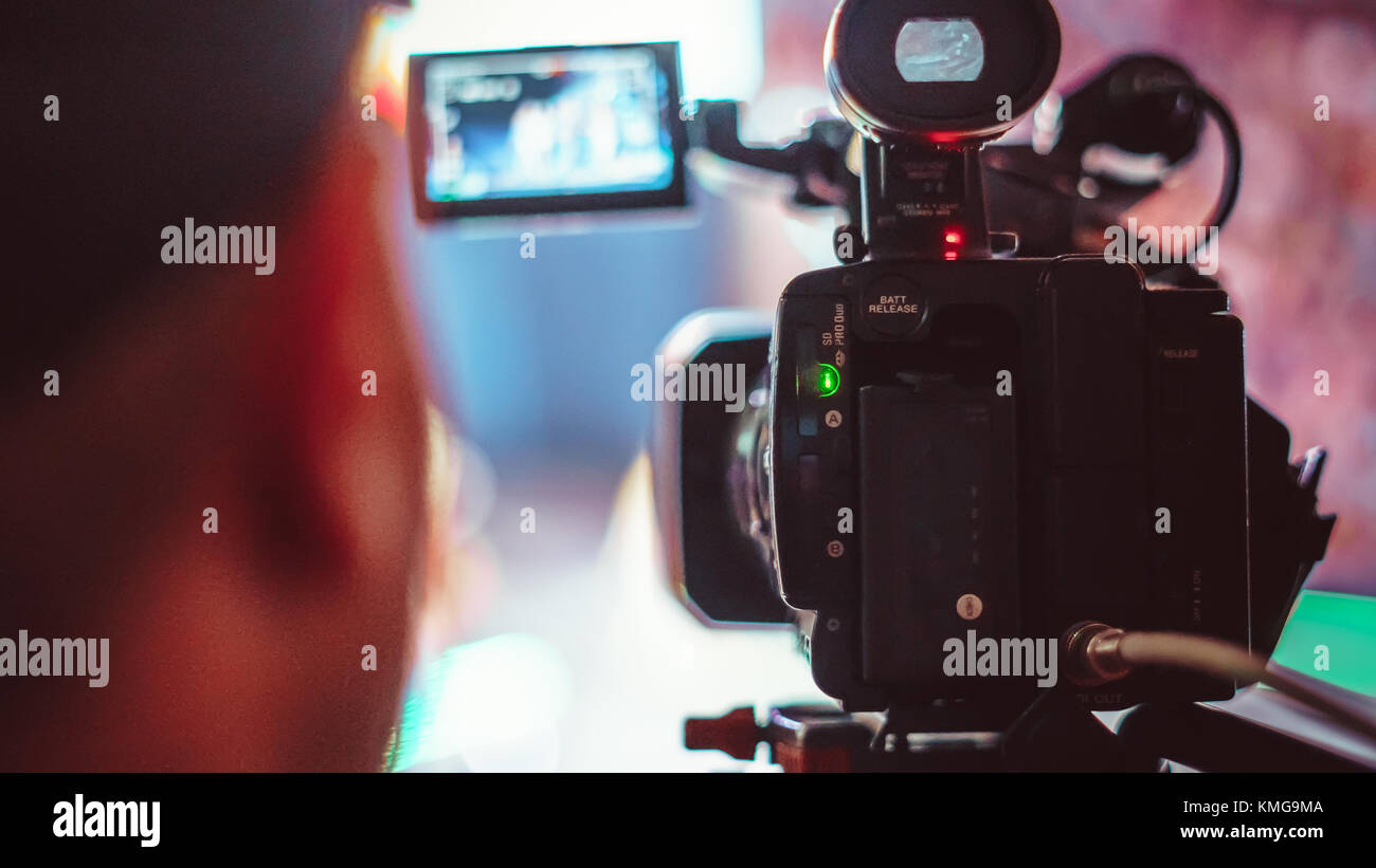 Deckt ein Ereignis mit einer Videokamera Stockfoto