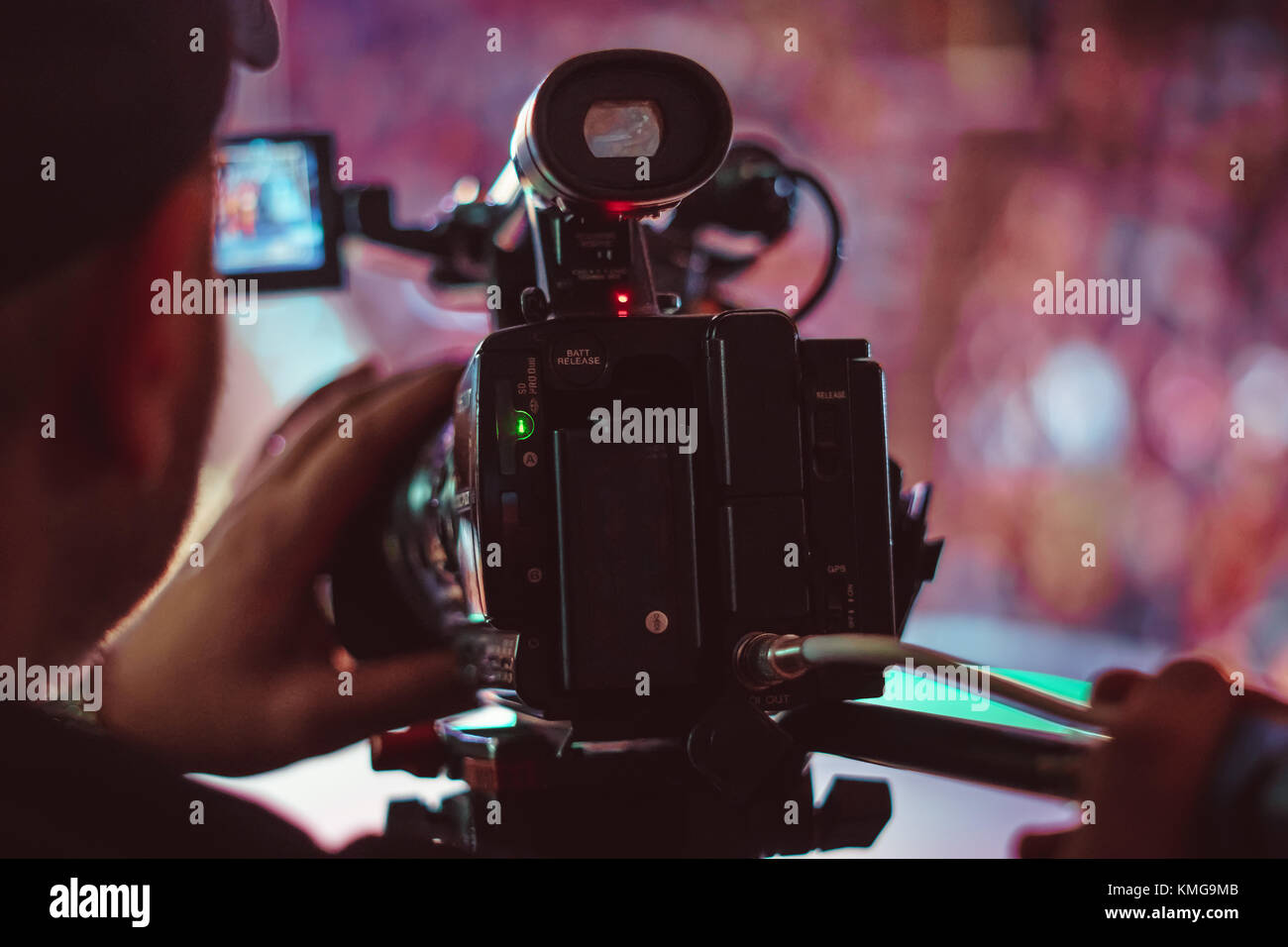 Deckt ein Ereignis mit einer Videokamera Stockfoto