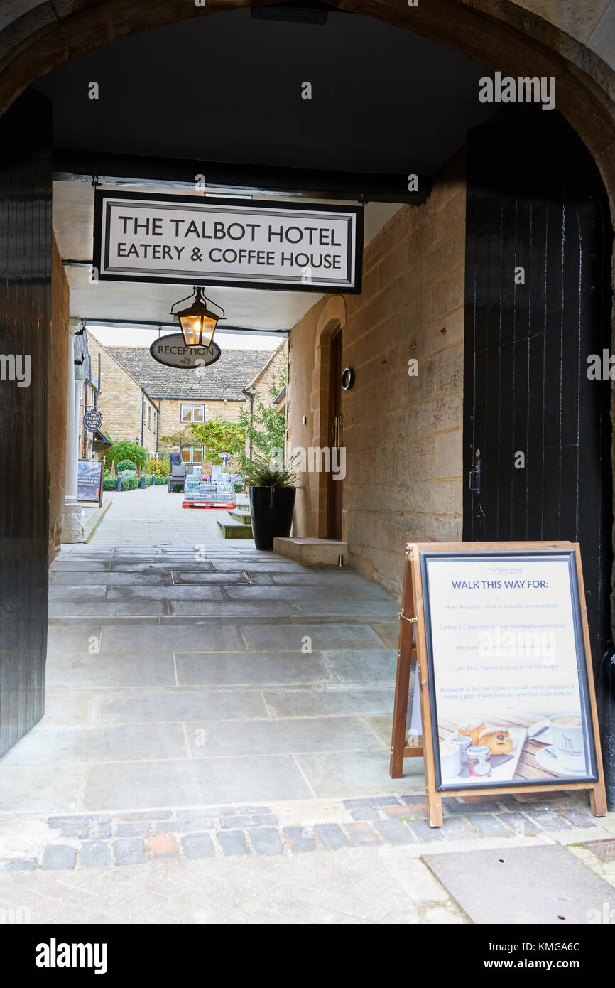 Gateway Eingang zum Talbot Hotel im Land Stadt Oundle, Northamptonshire, England. Stockfoto