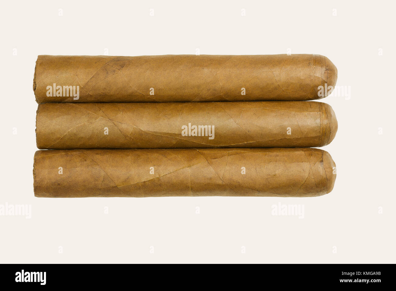 Satz von drei kubanischen Luxus Zigarren aus Tabakblättern auf weißem Hintergrund gerollt Stockfoto
