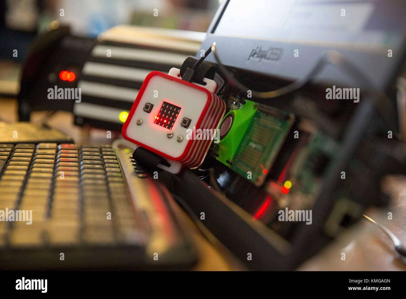 Eine Mikrochip-Platine neben einem Raspberry Pi-Computer. Stockfoto