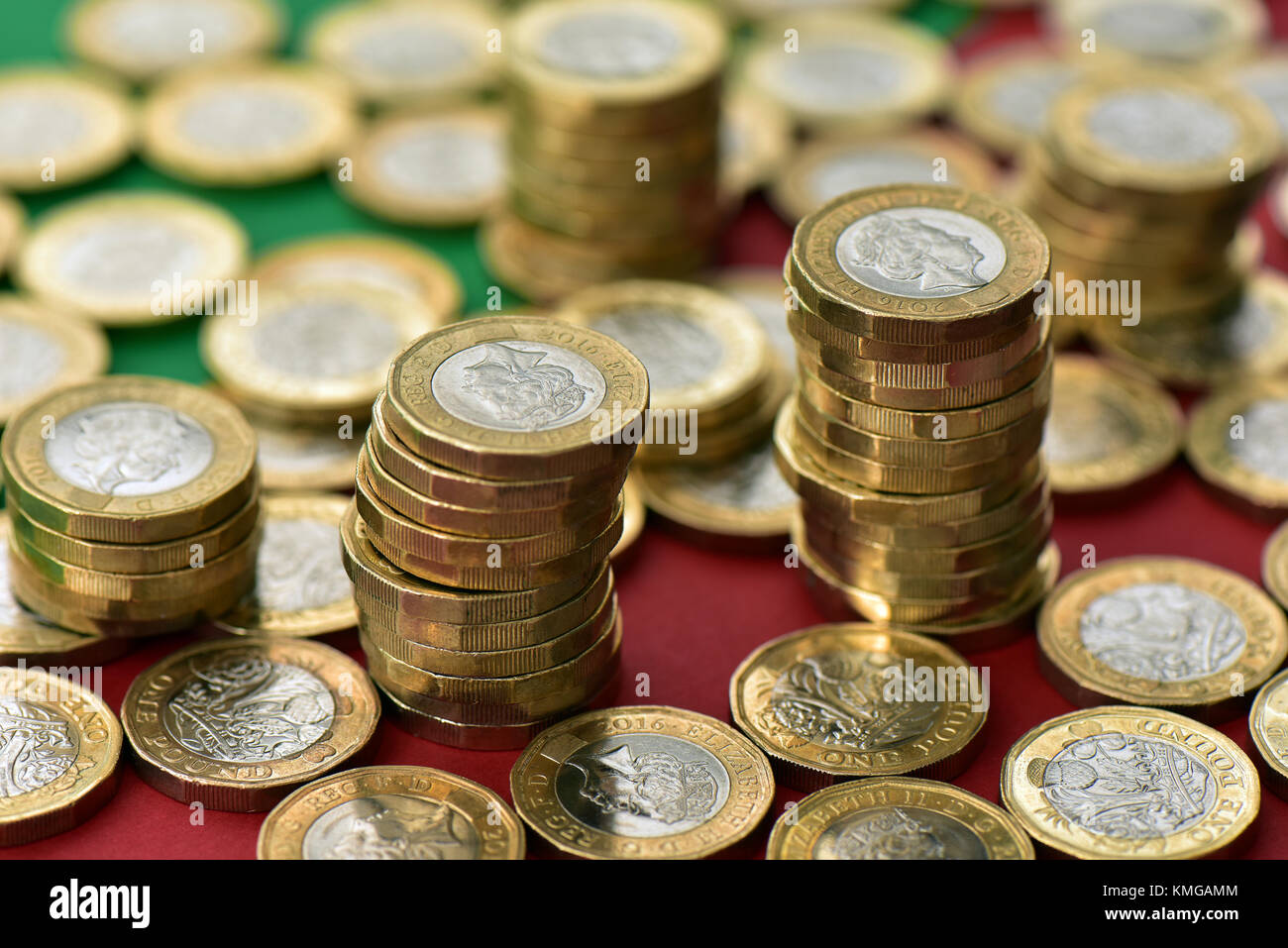 Pound Münzen in großen Mengen auf einer rot-grünen Weihnachtlich gestalteten Hintergrund. Weihnachten verbringen und Münzen, die auf eine saisonale Einstellung Stockfoto