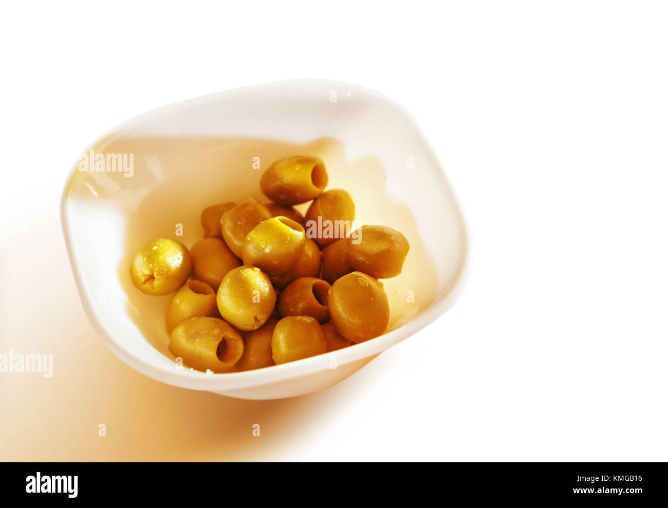 Marinierte Oliven in teabowl auf weißem Hintergrund Stockfoto