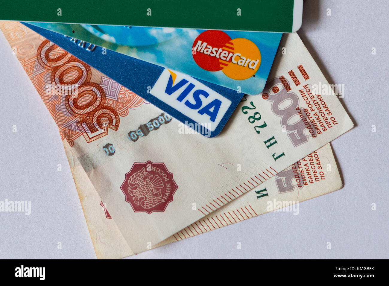 Debit- und Kreditkarten von Visa und Mastercard International Systems über Papier Banknoten von 5000 Rubel. Gebiet Wolgograd, 1. Oktober 2016 Stockfoto