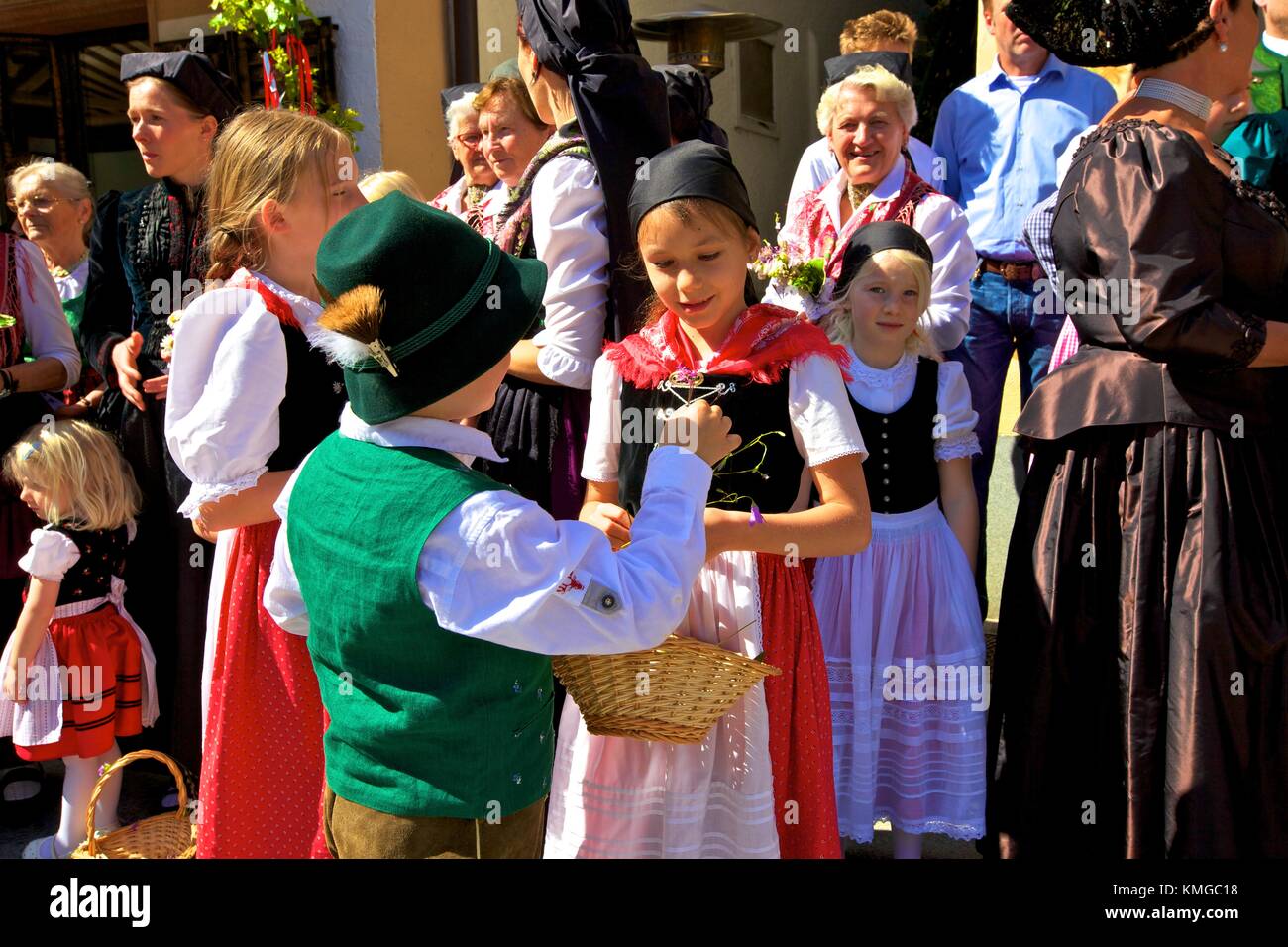 Teilnehmer am Fest Fronleichnam Feiern in ihrer traditionellen Kleidung, St. Wolfgang, Wolfgangsee, Österreich, Europa, Stockfoto