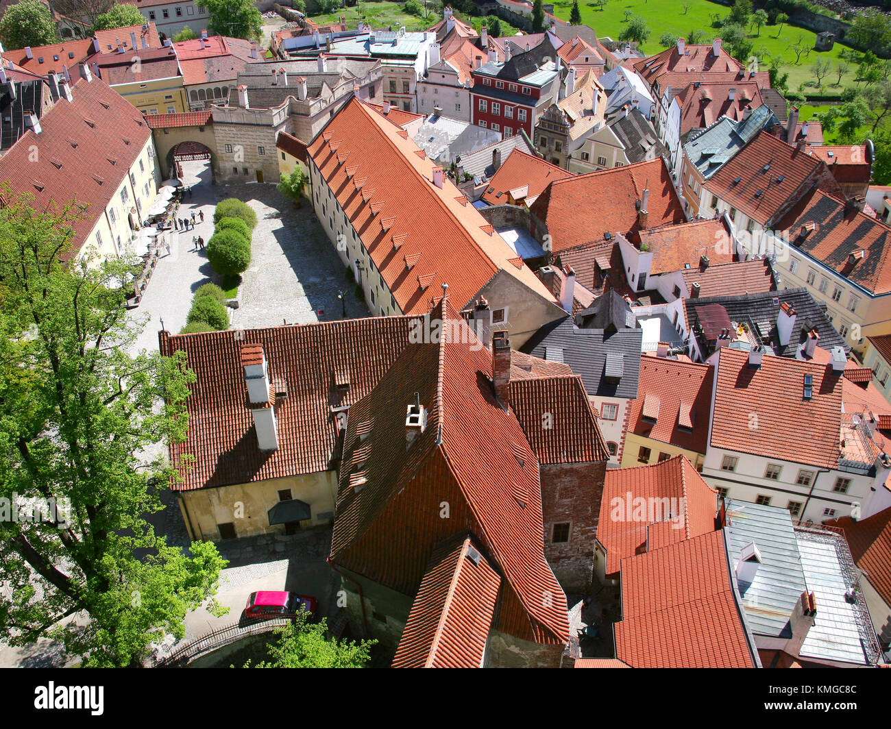 Cesky Krumlov, Tschechische Republik - 20. Mai 2013: Blick vom Turm des Schlosses, mittelalterliche Stadt Cesky Krumlov (UNESCO), Südböhmen, tschechische Republik, Europa Stockfoto