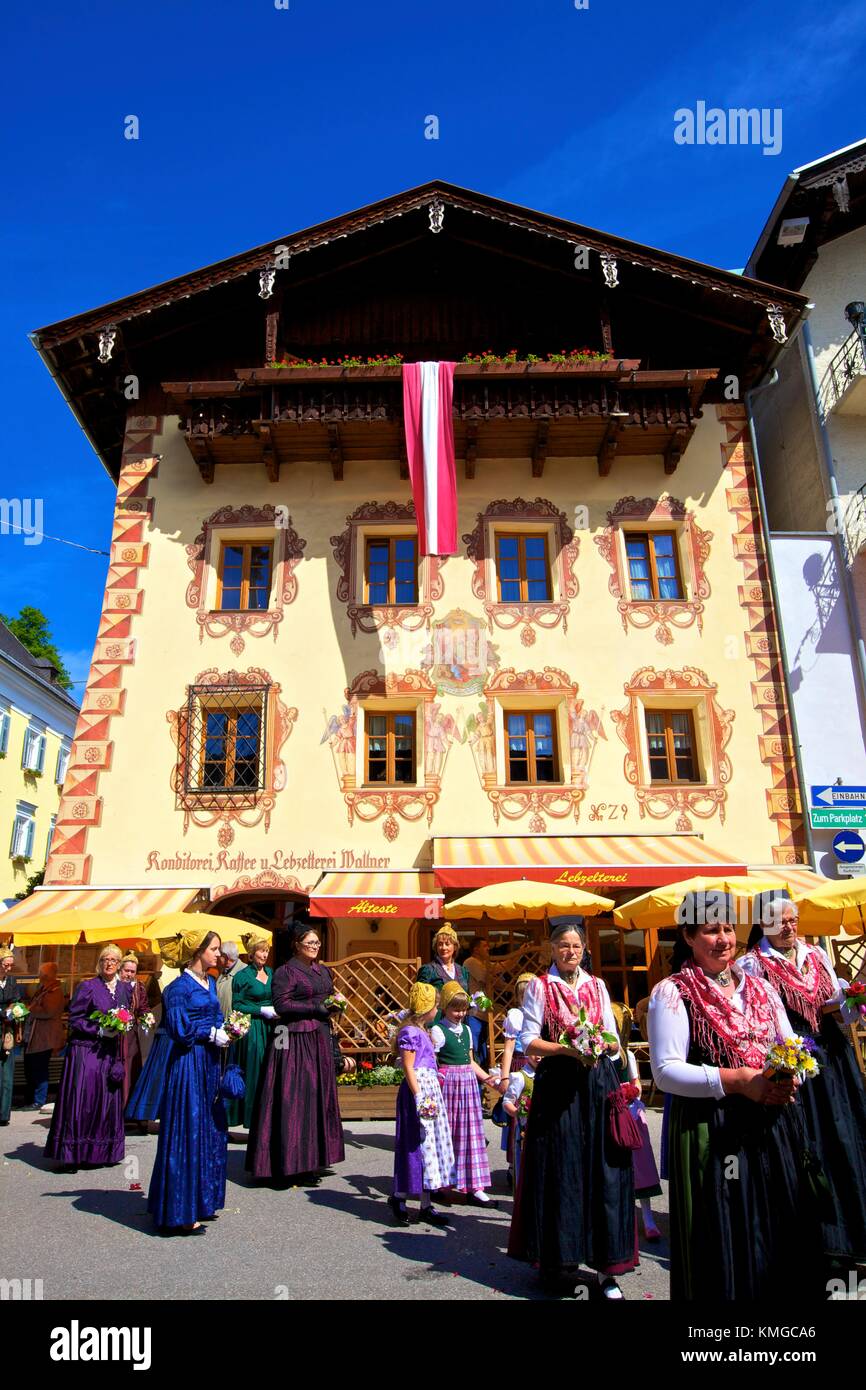 Teilnehmer am Fest Fronleichnam Feiern in ihrer traditionellen Kleidung, St. Wolfgang, Wolfgangsee, Österreich, Europa, Stockfoto