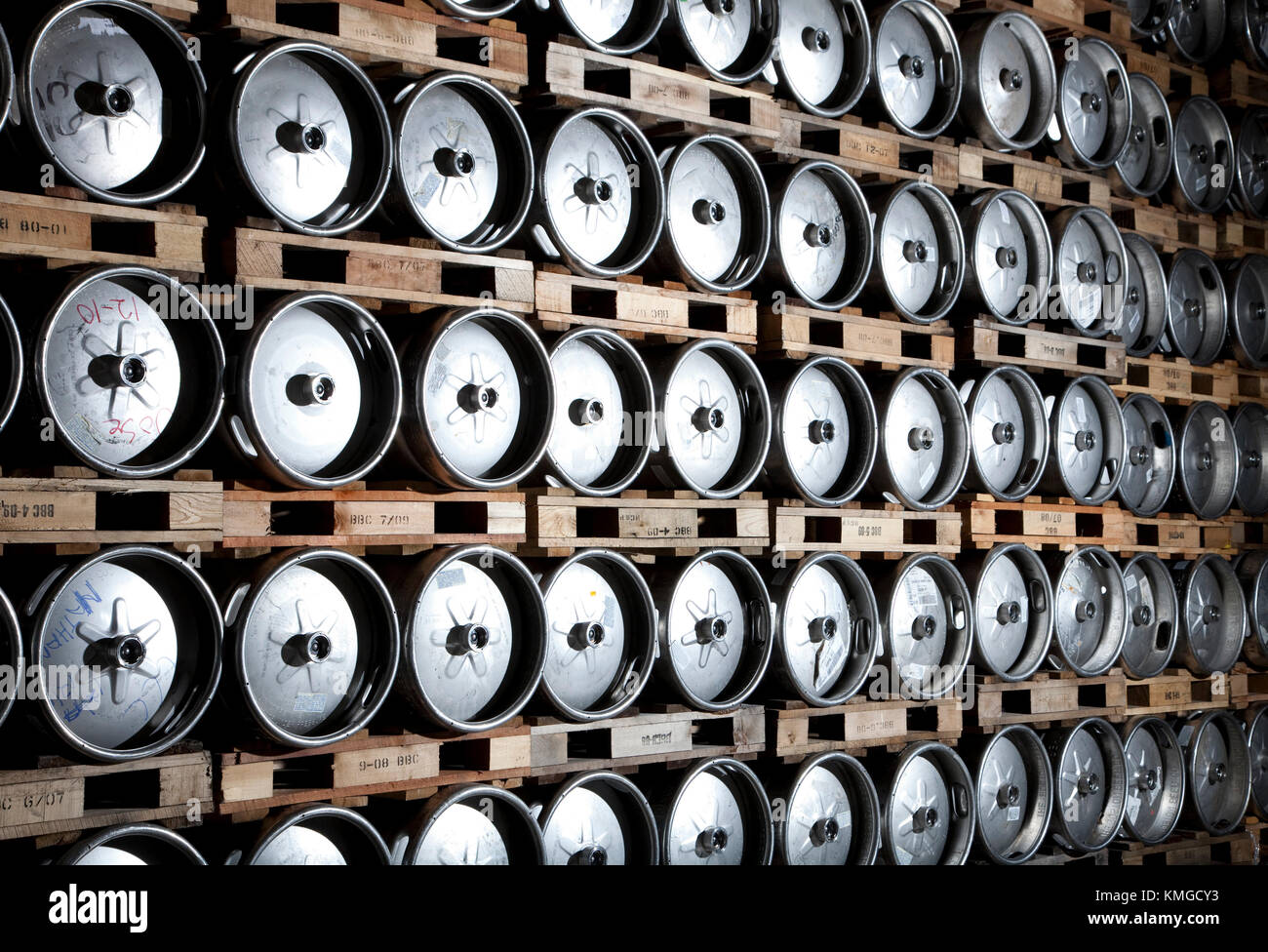 Bierfässer sind in einem Lager gestapelt. Stockfoto