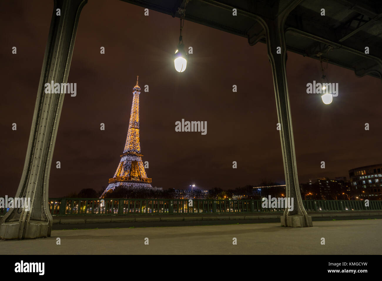 Paris - 05. Dezember 2017: Eiffelturm in der Dämmerung am 12. Oktober 2017. Der Eiffelturm ist die meistbesuchte Sehenswürdigkeit von Frankreich auf der Champs de m Stockfoto