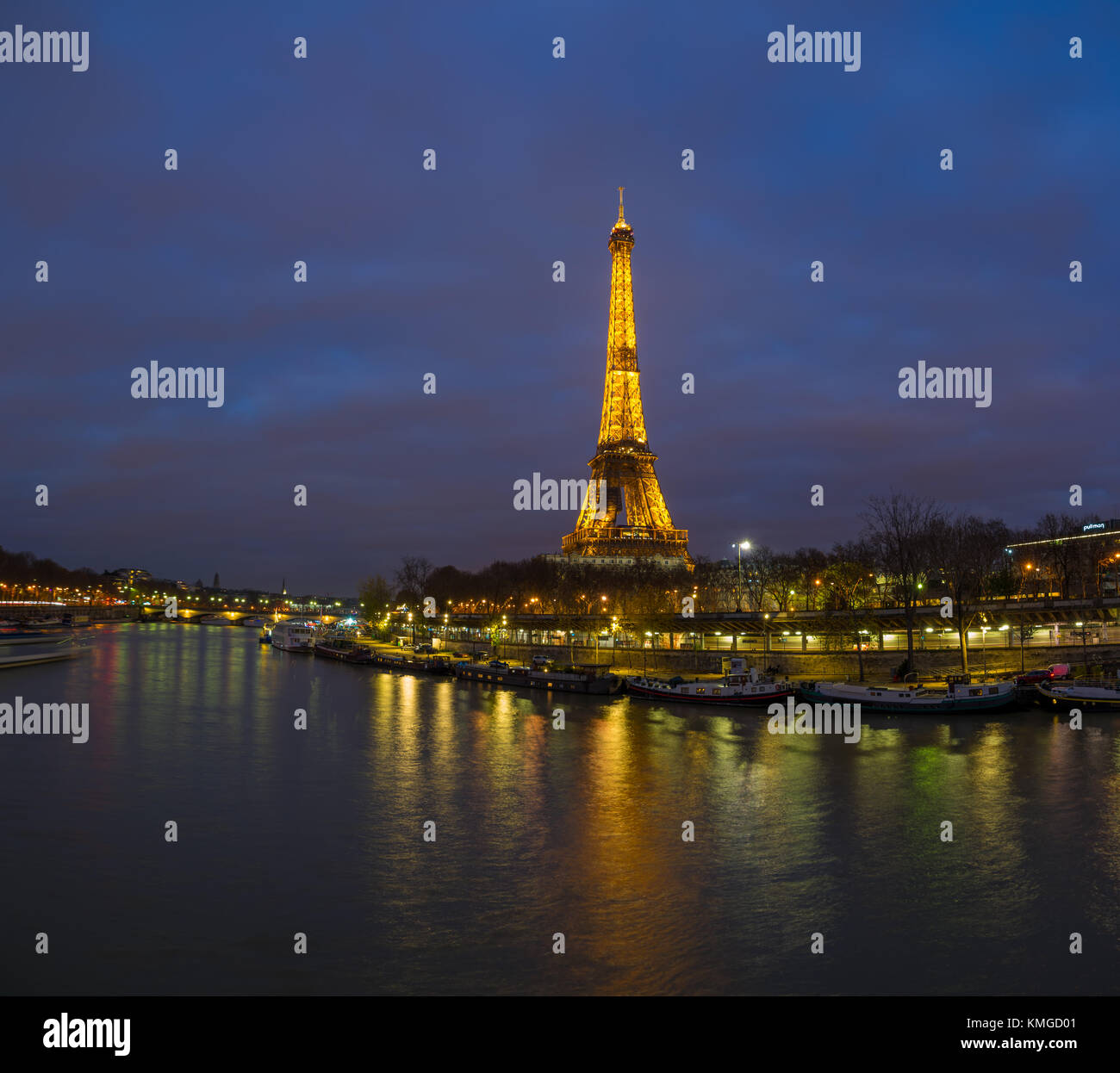 Paris - 05. Dezember 2017: Eiffelturm in der Dämmerung am 12. Oktober 2017. Der Eiffelturm ist die meistbesuchte Sehenswürdigkeit von Frankreich auf der Champs de m Stockfoto