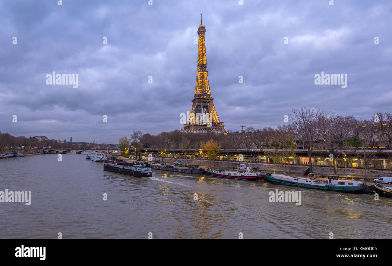 Paris - 05. Dezember 2017: Eiffelturm in der Dämmerung am 12. Oktober 2017. Der Eiffelturm ist die meistbesuchte Sehenswürdigkeit von Frankreich auf der Champs de m Stockfoto