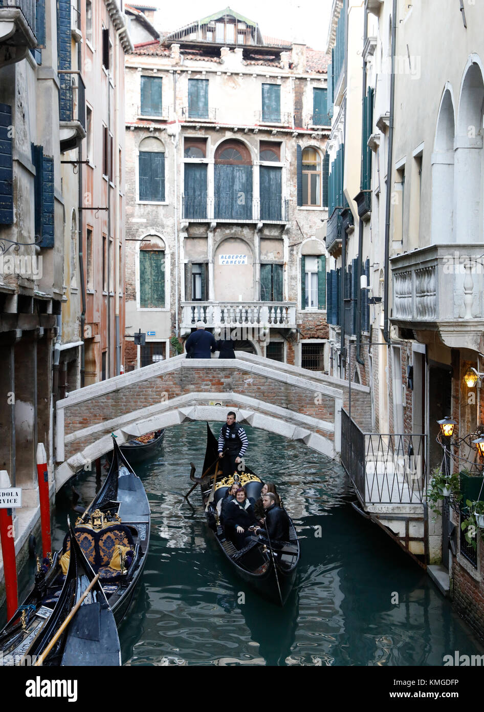 Venedig, Italien: eine Gondel Passagiere nimmt entlang der Riva degli Schiavoni durch einen Kanal in der Nähe der Piazza San Marco in Venedig, Italien, Stockfoto