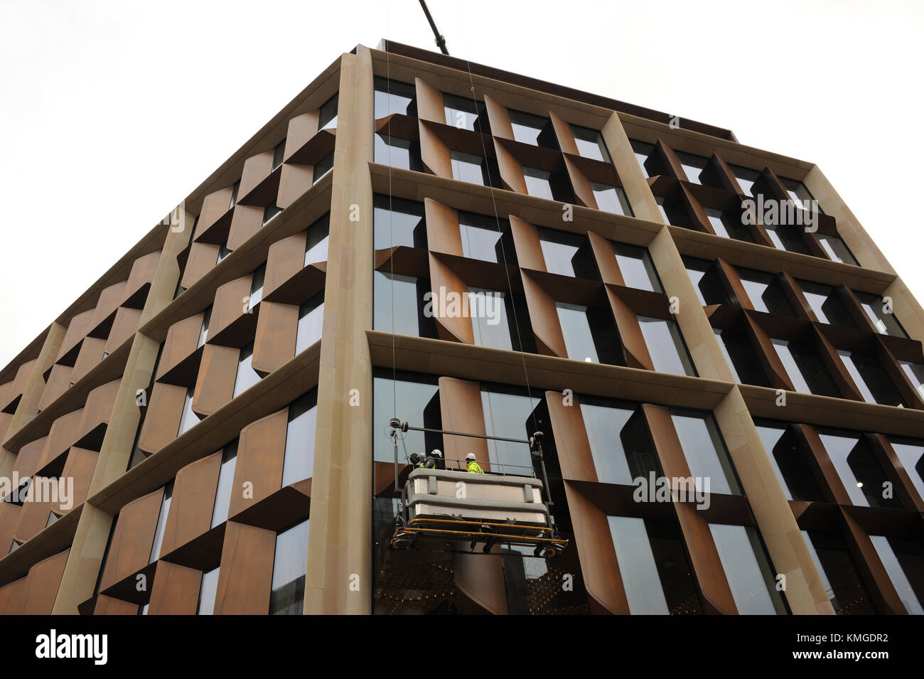Fensterputzer Die Bloomberg europäischen Hauptsitz am 2 Queen Victoria St, London in England reinigen. Das Gebäude wurde von Norman Foster entworfen Stockfoto