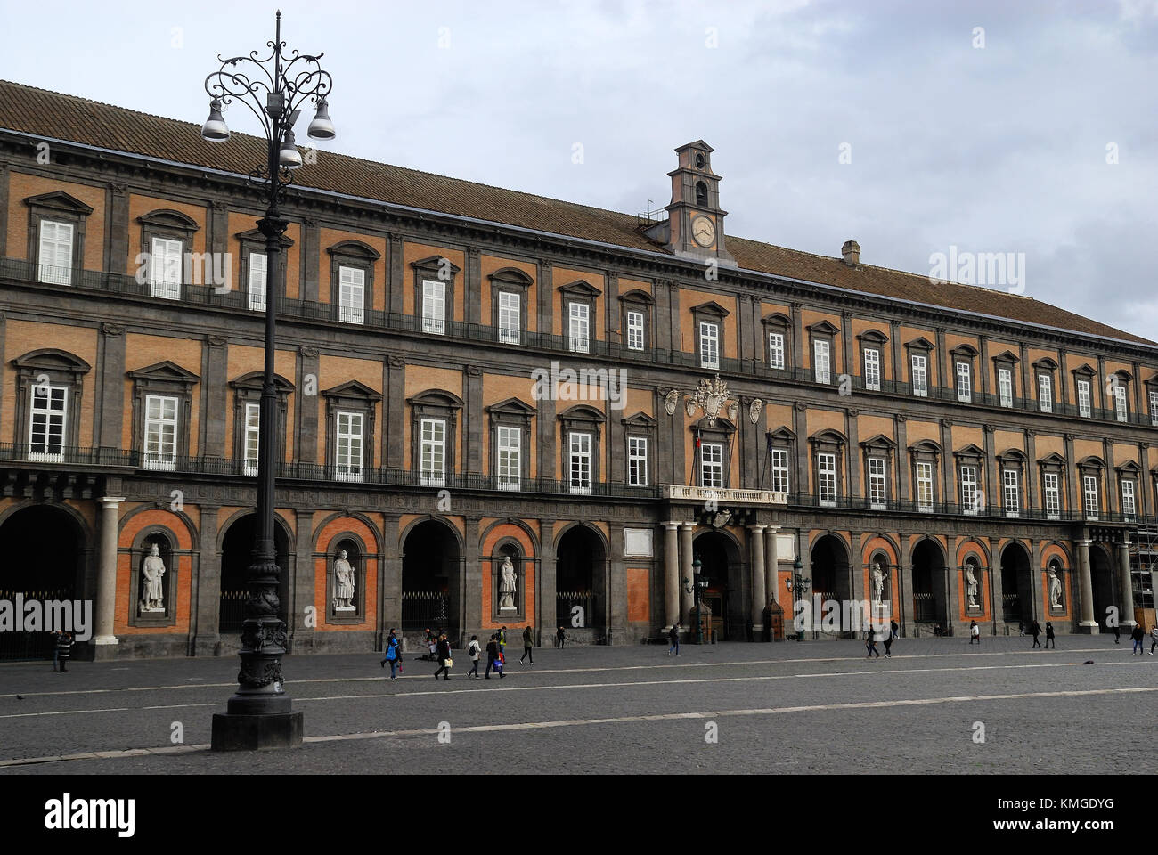 Neapel, Italien. Piazza Plebiscito, Bourbon Königlicher Palast von Neapel. Es ist ein Palast, Museum und historisches Touristenziel im Zentrum von Neapel. Stockfoto