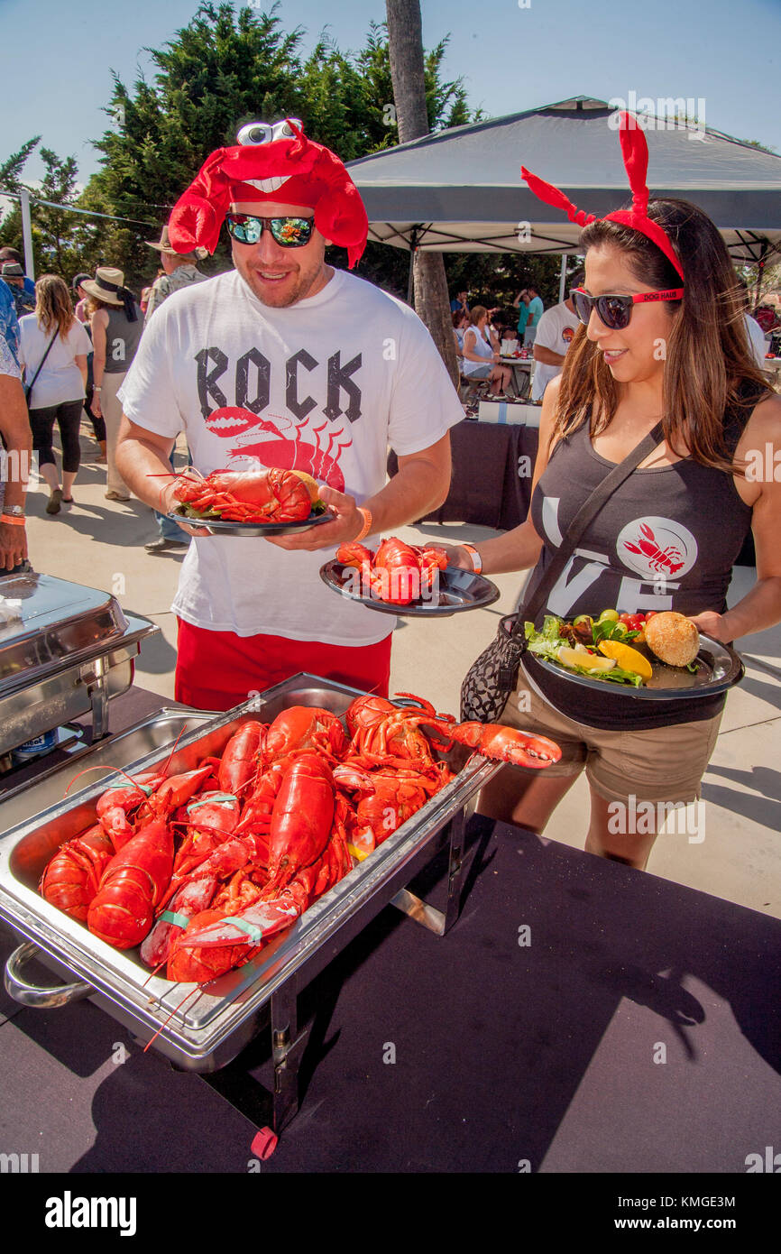 Entsprechend in Hummer claws und t-shirt kostümierten, zwei Diners sind an einer im 'lobsterfest' Dinner serviert in Newport Beach, CA. Stockfoto