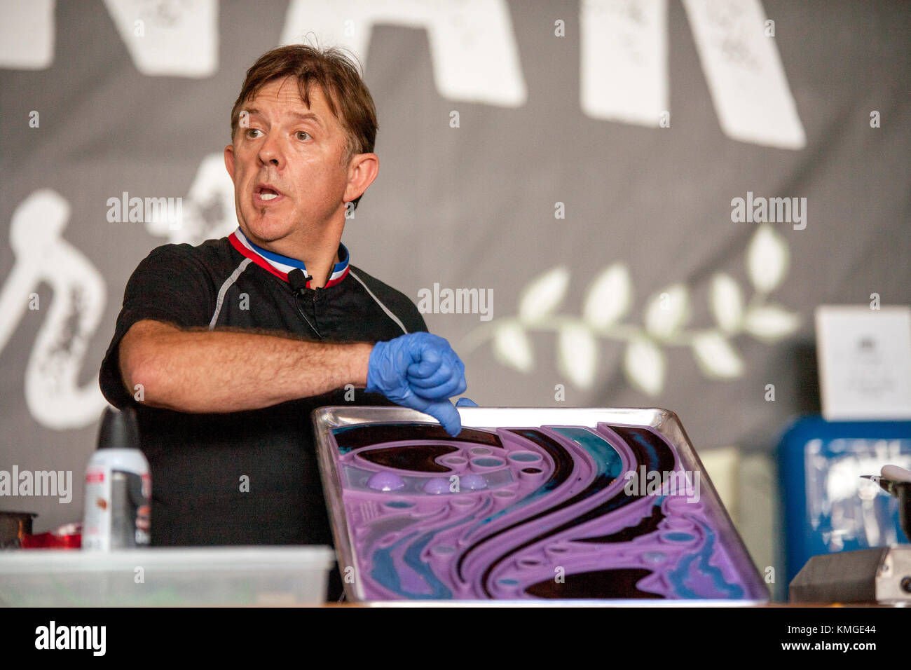 Eine französische Meister-chocolatier demonstriert Gummi candy Formen verwendete Zucker Skulptur an einem Lebensmittel Demonstration in Costa Mesa, Ca. Stockfoto