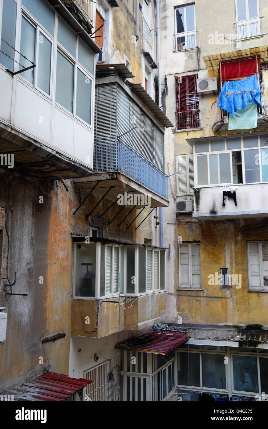 Neapel, Italien. Städtischer Zerfall in den Stadtvierteln rund um den Bahnhof. Diese Viertel sind von nicht-EU-Bürgern bewohnt. Stockfoto