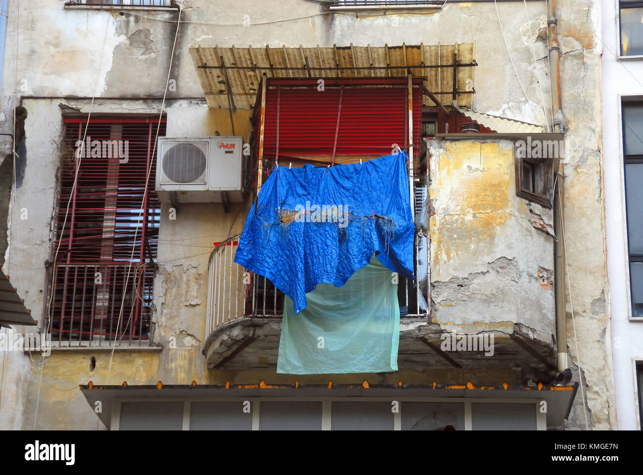 Neapel, Italien. Städtischer Zerfall in den Stadtvierteln rund um den Bahnhof. Diese Viertel sind von nicht-EU-Bürgern bewohnt. Stockfoto