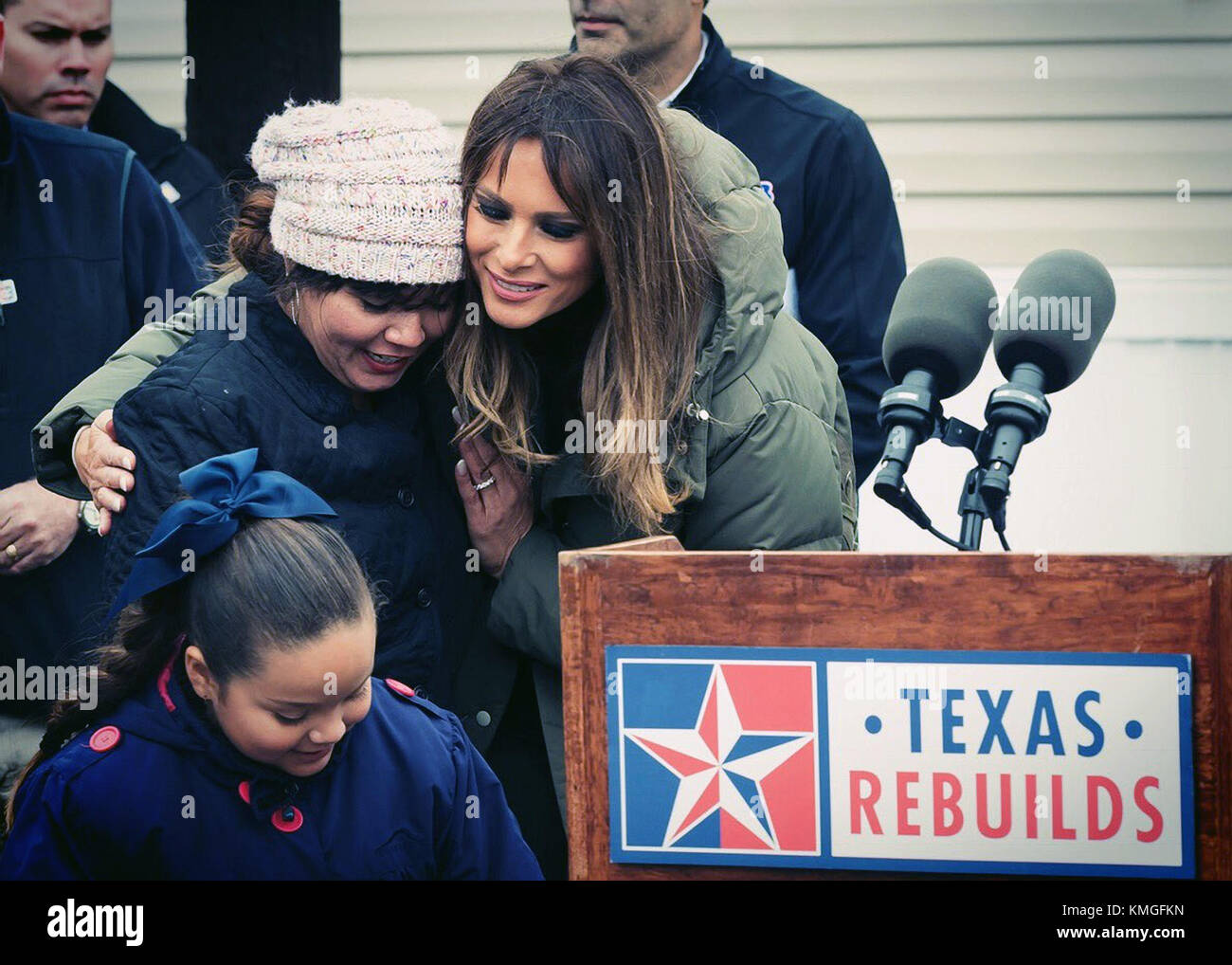 Rockport, Vereinigten Staaten von Amerika. 06 Dez, 2017. First Lady der USA melania Trump, Mitte, Komfort lebenden Familienangehörigen in einem fema Trailer nach Hause im Hurrikan Harvey am 6. Dezember war zerstört, 2017 in Lockport, Texas. Die erste Dame und Karen pence besuchen Hurrikan harvey Opfer in Texas auf Wiederaufnahme Bemühungen zu überprüfen. Credit: planetpix/alamy leben Nachrichten Stockfoto